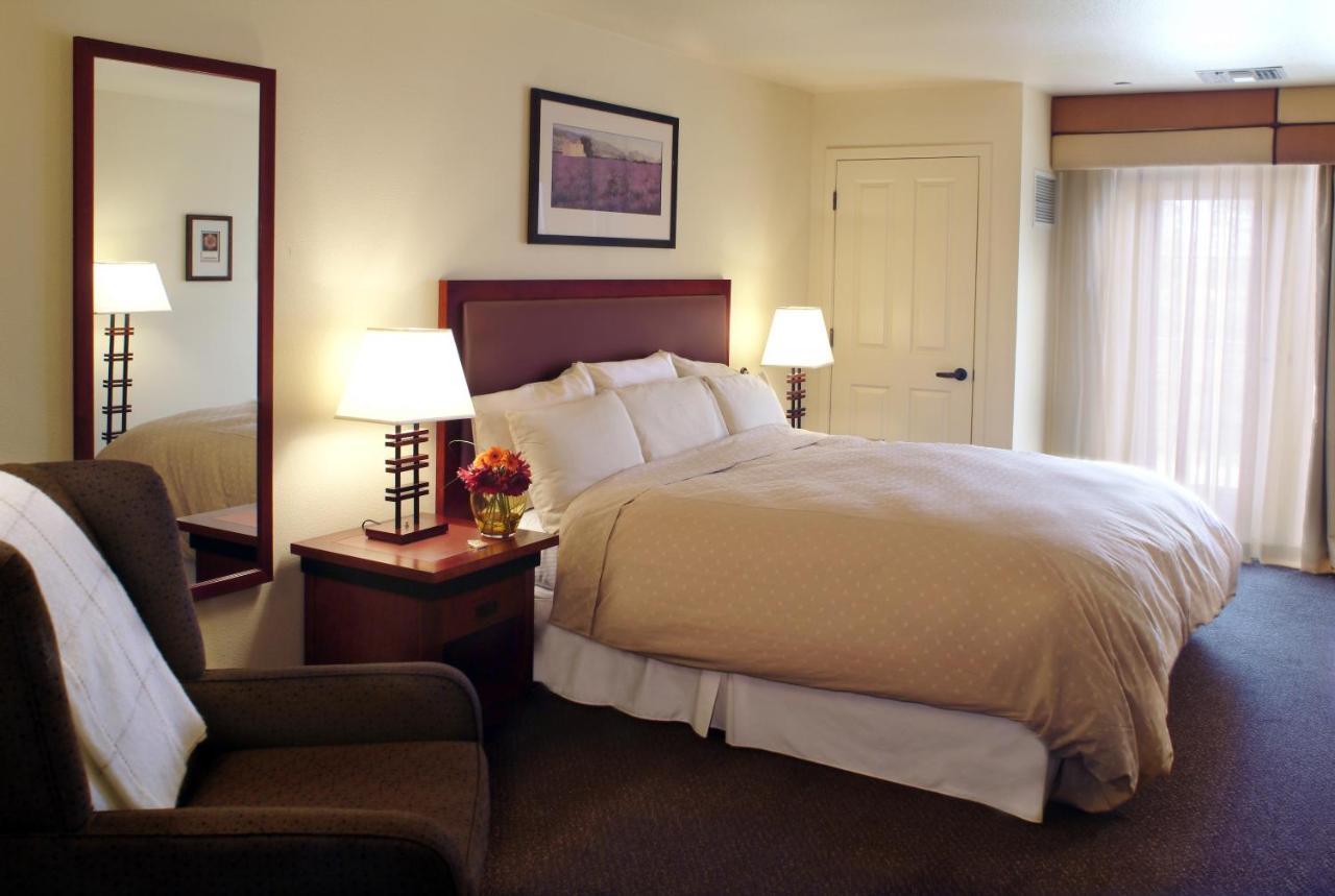 ลาร์กสเพอร์ แลนดิง แคมป์เบล - แอน ออล-สวีท โฮเต็ล Hotel ภายนอก รูปภาพ
