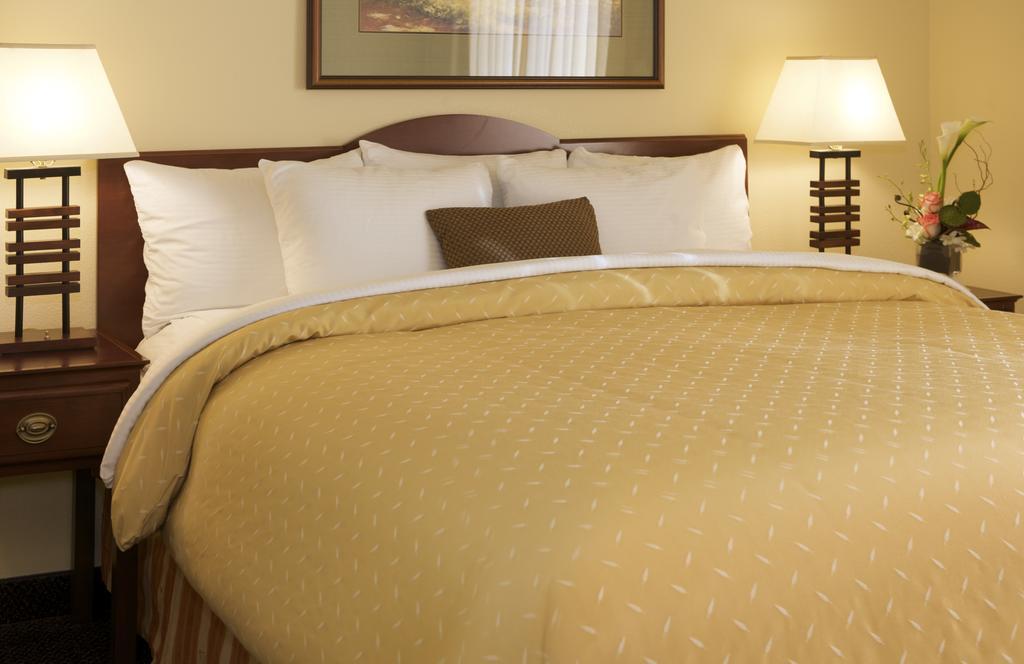 ลาร์กสเพอร์ แลนดิง แคมป์เบล - แอน ออล-สวีท โฮเต็ล Hotel ภายนอก รูปภาพ
